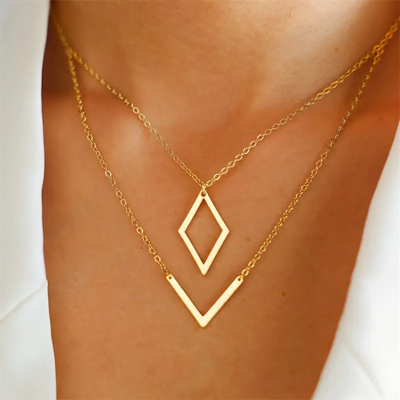 Angela | Elegant necklace with geometric V-shaped pendant