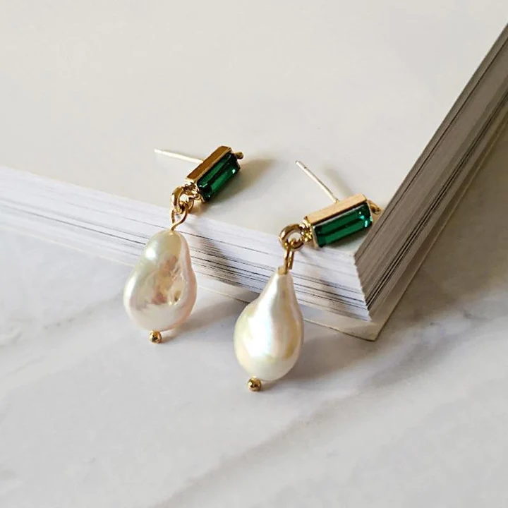 Lorena | Pearl earrings with emeralds in gold