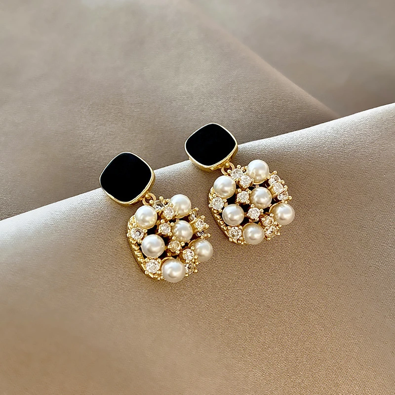 Liliana | Pearl earrings with black opal in gold