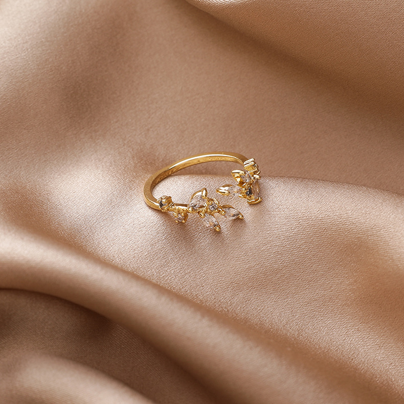 Sara | Adjustable ring with gold crystal leaves.