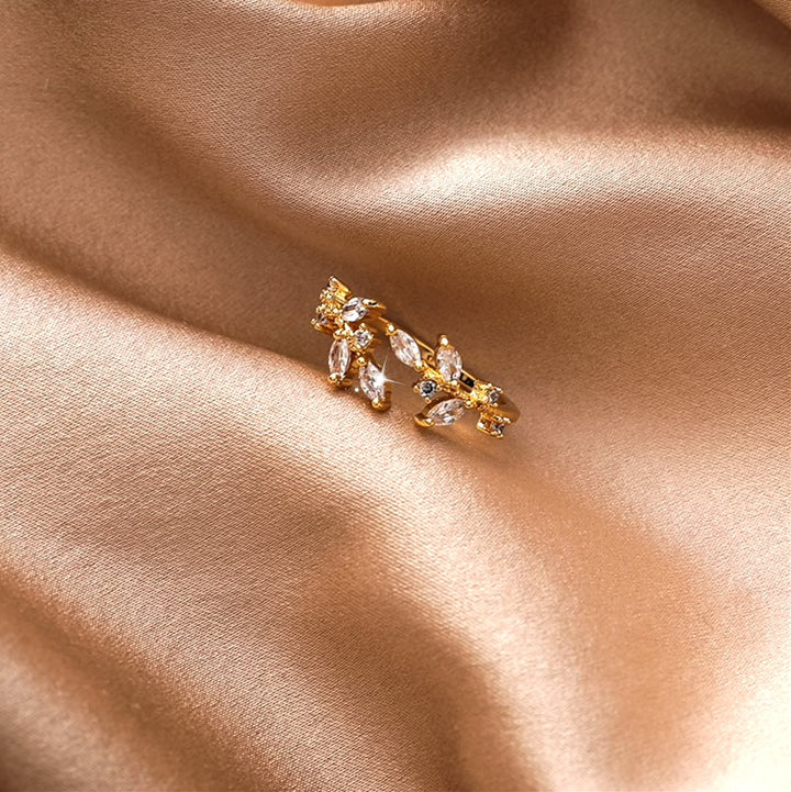 Sara | Adjustable ring with gold crystal leaves.