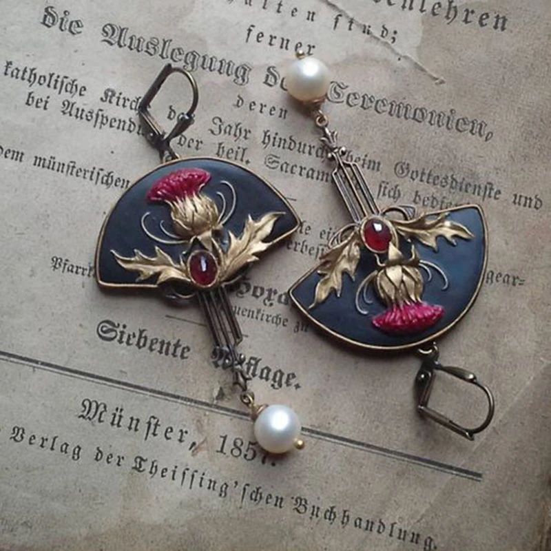 Leila | Bohemian earrings with pearls and red crystal