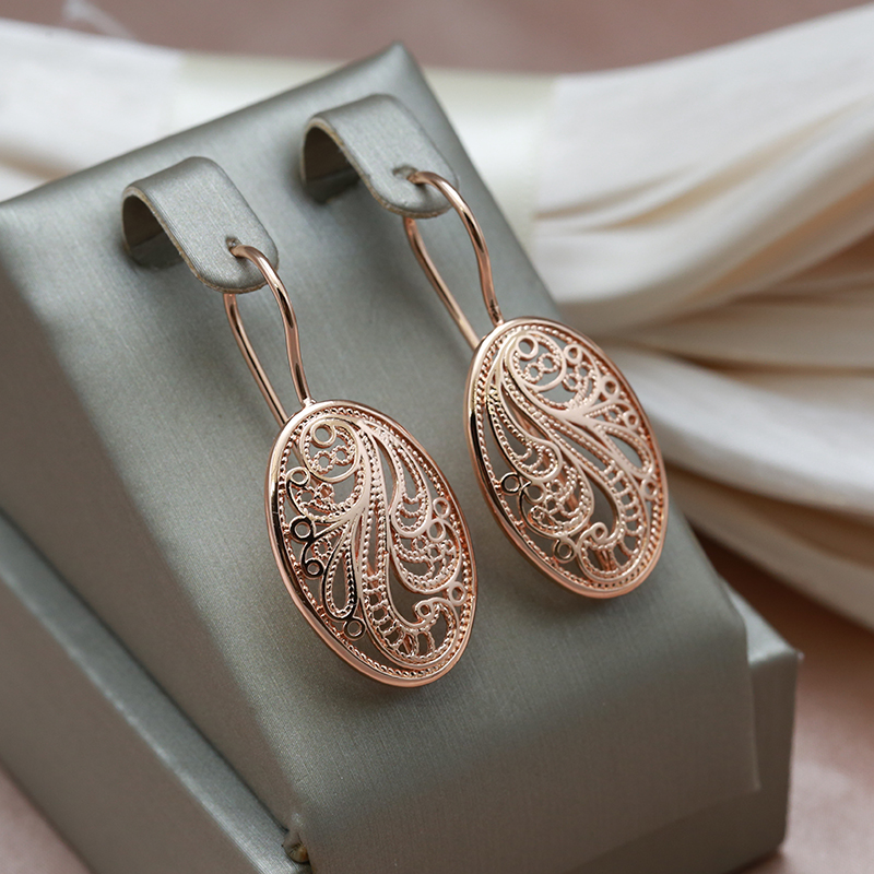 Abigail | Elegant shiny gold earrings.