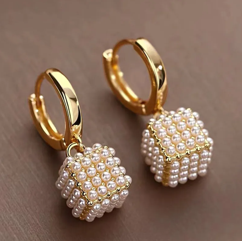 Belén | Elegant cubic pearl earrings