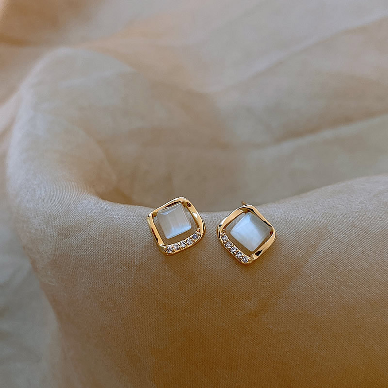 Gabriela | Elegant earrings with moon crystal in gold.