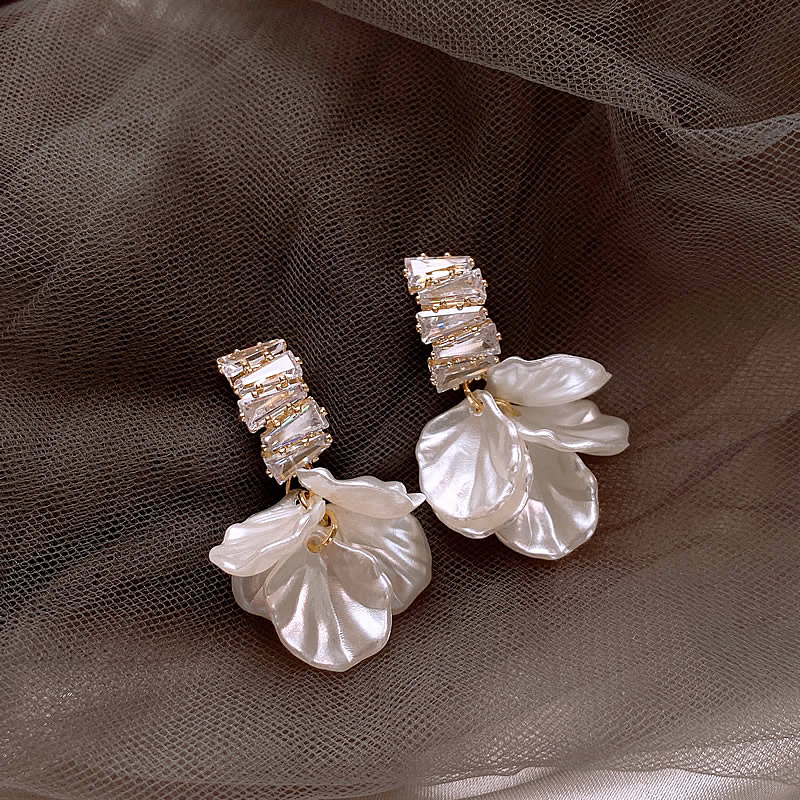 Lina | Elegant gold-plated white petal earrings