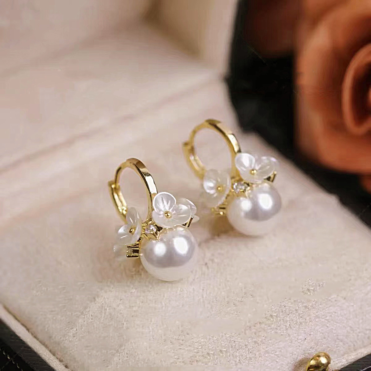 Rebeca | Elegant pearl earrings with flowers.