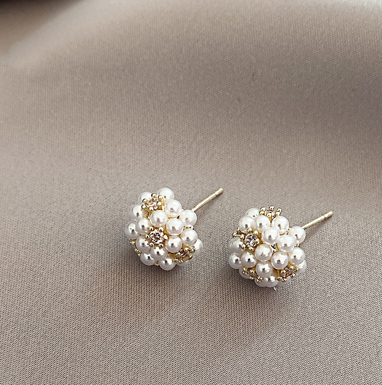 Adriana | Small and elegant pearl earrings