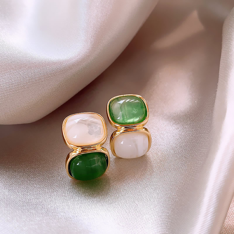 Iliana | Elegant earrings with white and green stones in gold.