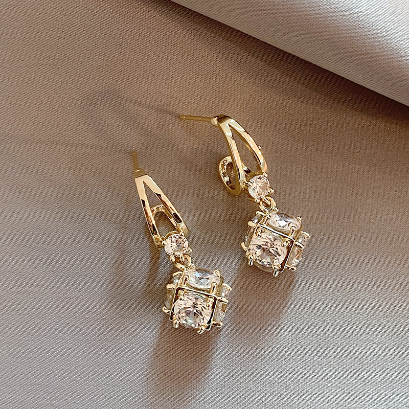 Bianca | Elegant cubic zirconia earrings in gold