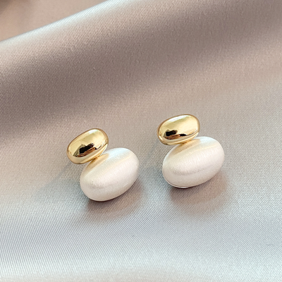 Julieta | Oval pearl earrings in gold
