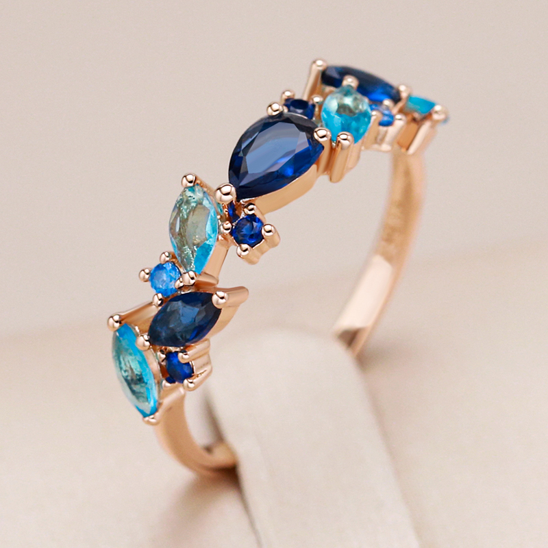 Thalía | Elegant ring with gold-plated blue crystals.