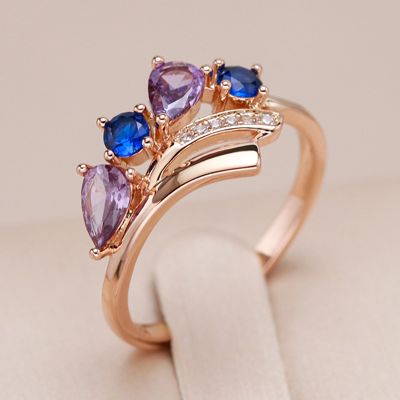 Valeria | Elegant ring with gold-colored crystals.