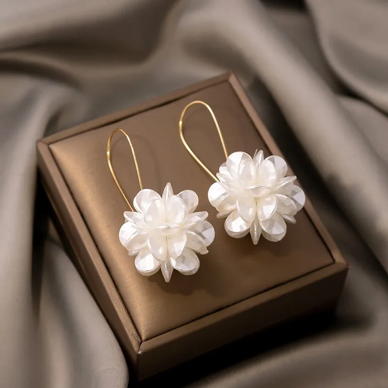 Imelda | Elegant earrings with white flowers.