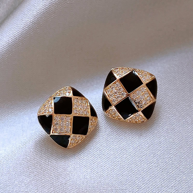 Yanet | Elegant and shiny black enamel earrings.