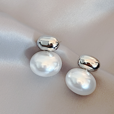 Julieta | Oval pearl earrings in gold