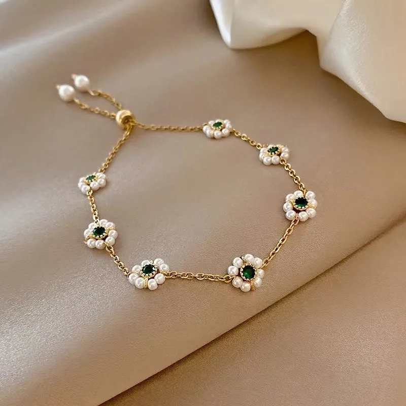 Carina | Elegant daisy bracelet with green crystals