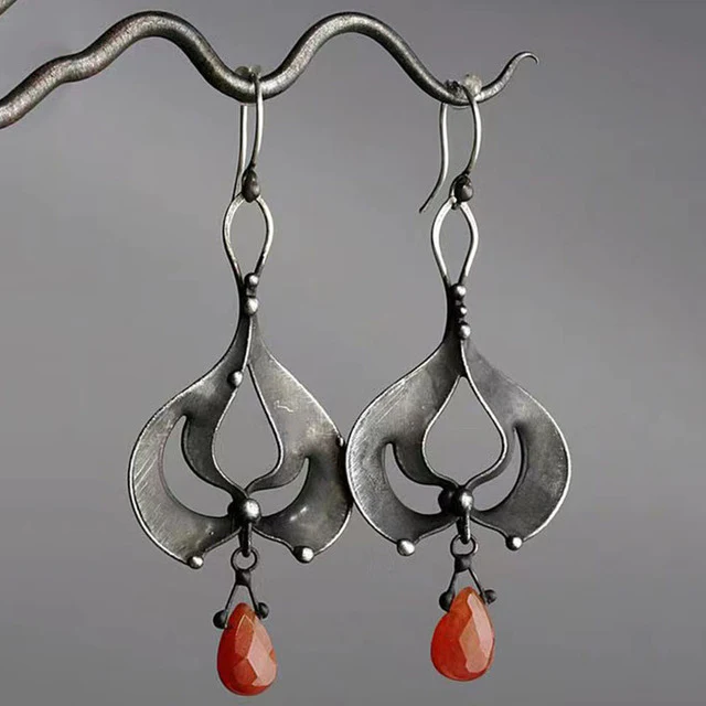 Trinidad | Vintage earrings with red crystal