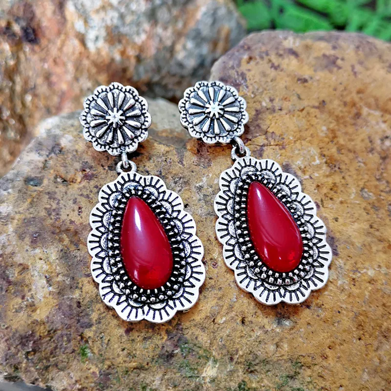 Vera | Vintage earrings with red stone