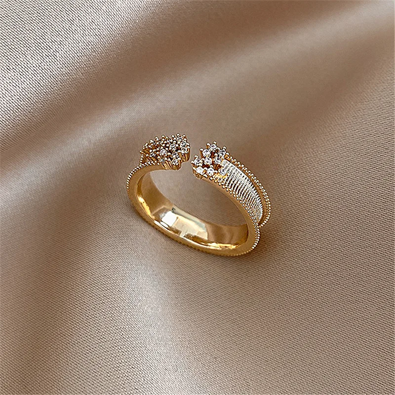 Teodora | Elegant shiny gold ring.