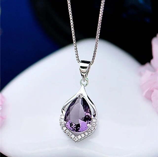 Oriana | Elegant necklace with purple crystal.