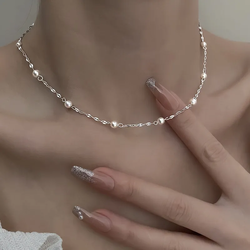 Norma | Elegant necklace of shiny pearls.