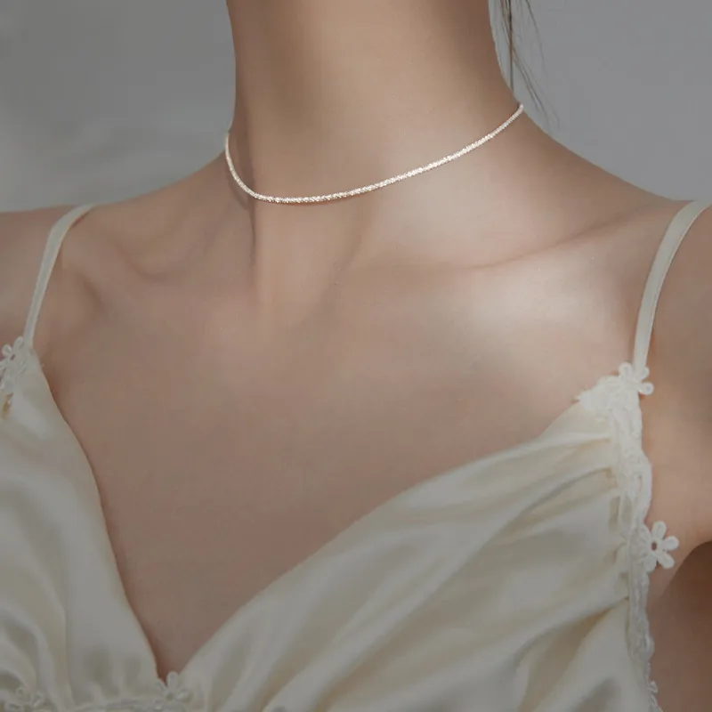 Ivonne | Elegant and shiny pearl necklace.