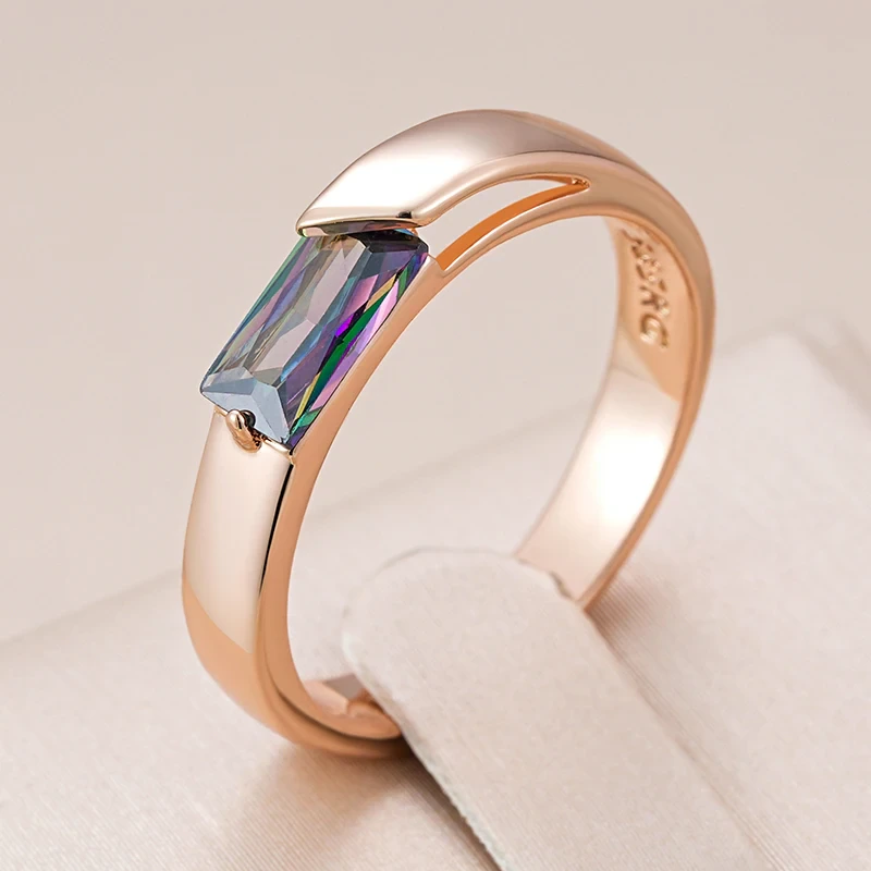 Victoria | Elegant ring with multi-colored crystal.
