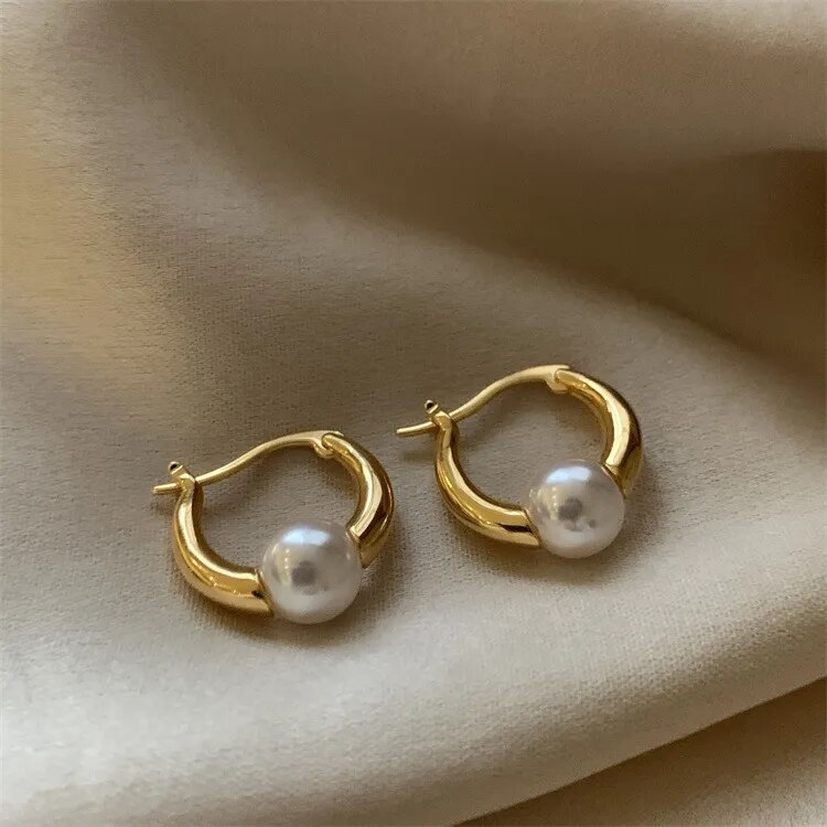 Malena | Elegant golden pearl earrings