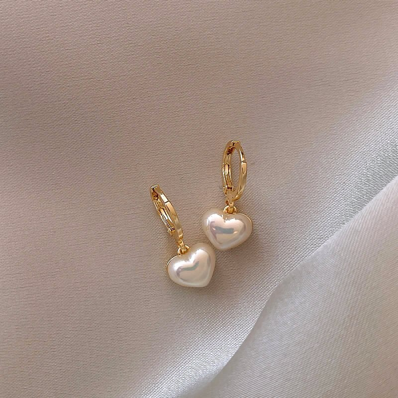 Regina | Elegant pearl heart earrings