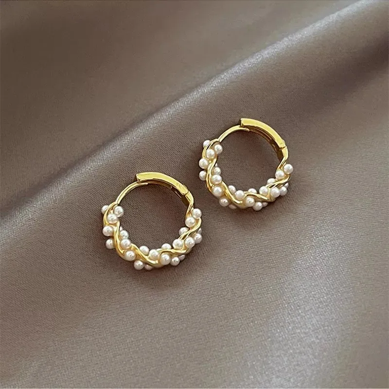 Zoe | Elegant round pearl earrings