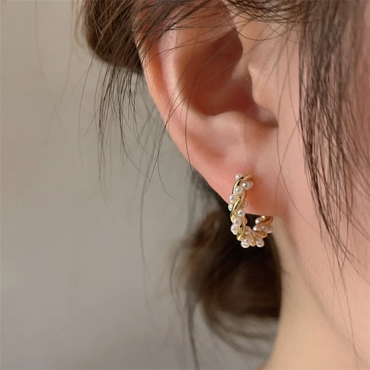 Zoe | Elegant round pearl earrings