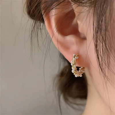 Zoe | Elegant round pearl earrings