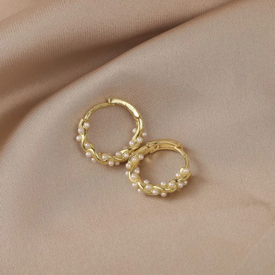 Zoe | Elegant round pearl earrings