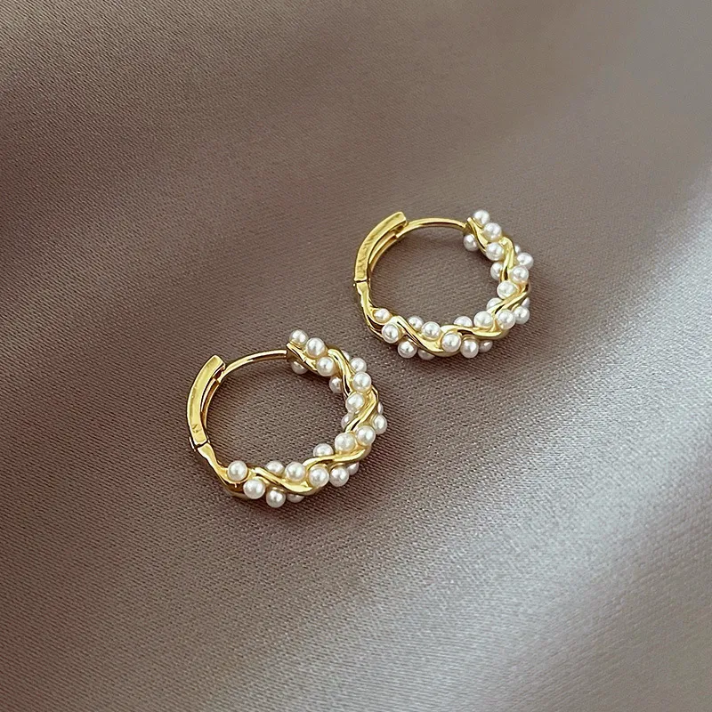 Zoe | Elegant round pearl earrings