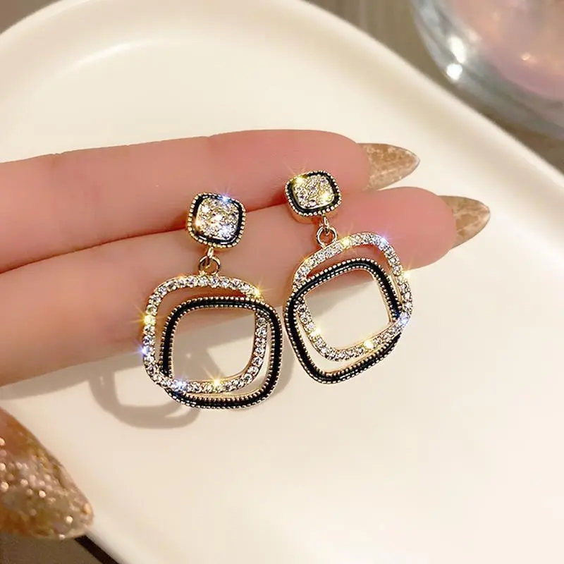Aída | Elegant shiny square earrings
