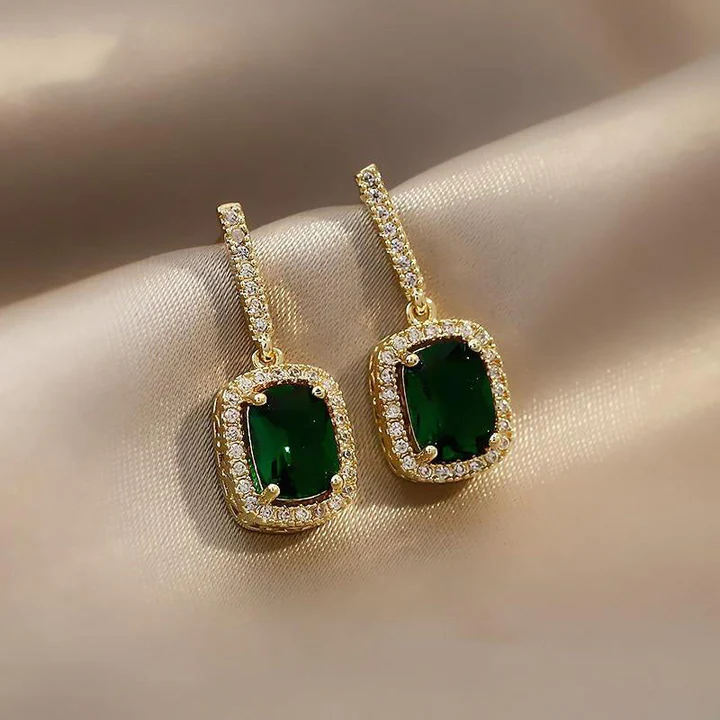 Hana | Elegant earrings with sparkling green crystals.