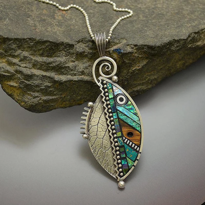Patricia | Green leaf crystal necklace in vintage silver