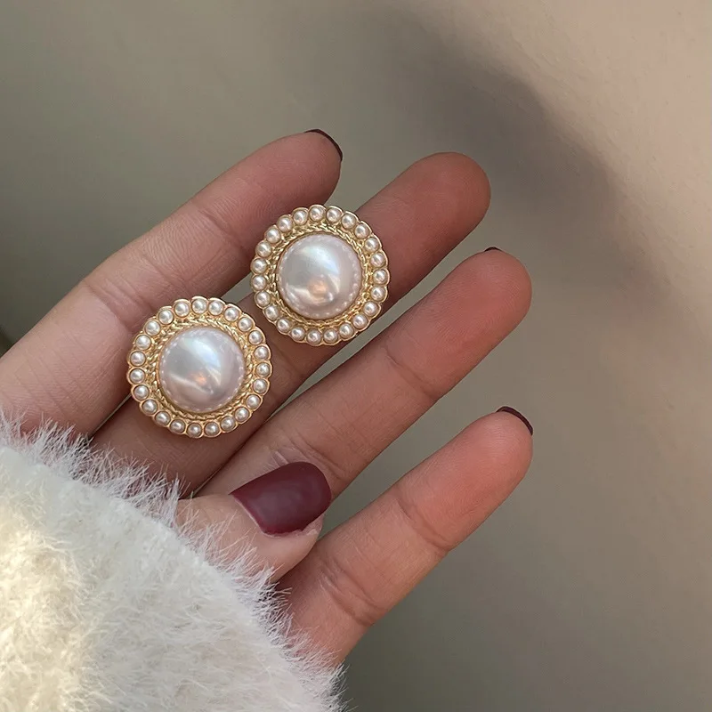Alba | Elegant shiny pearl earrings