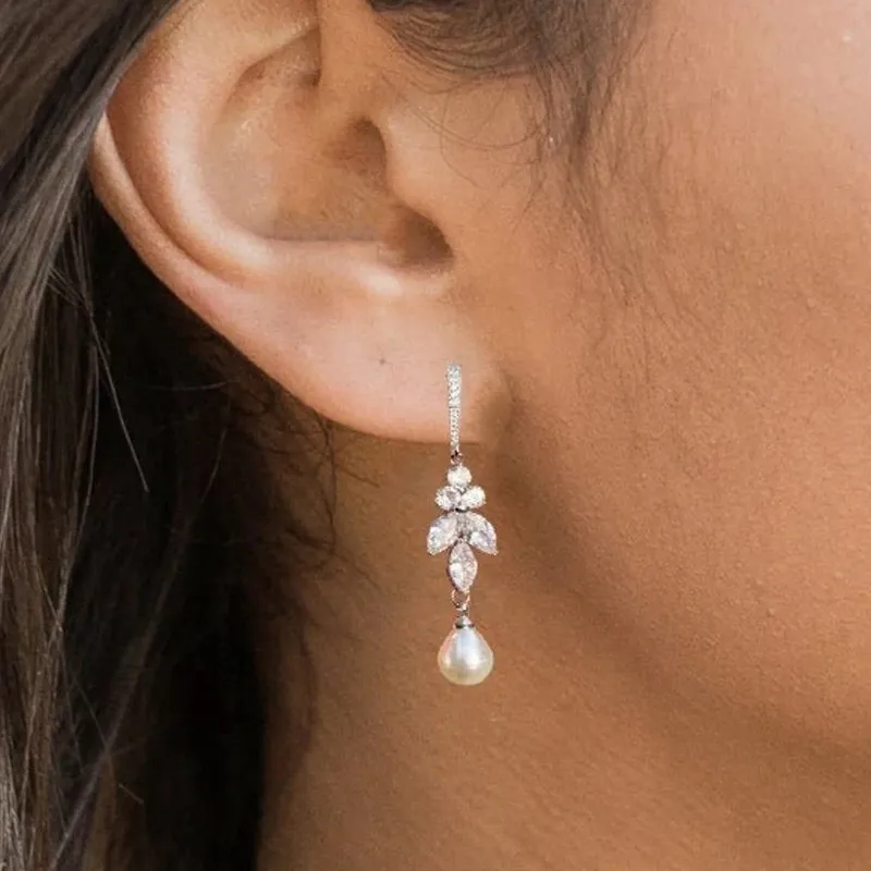 Hilda | Earrings with hanging pearls on zirconia leaves
