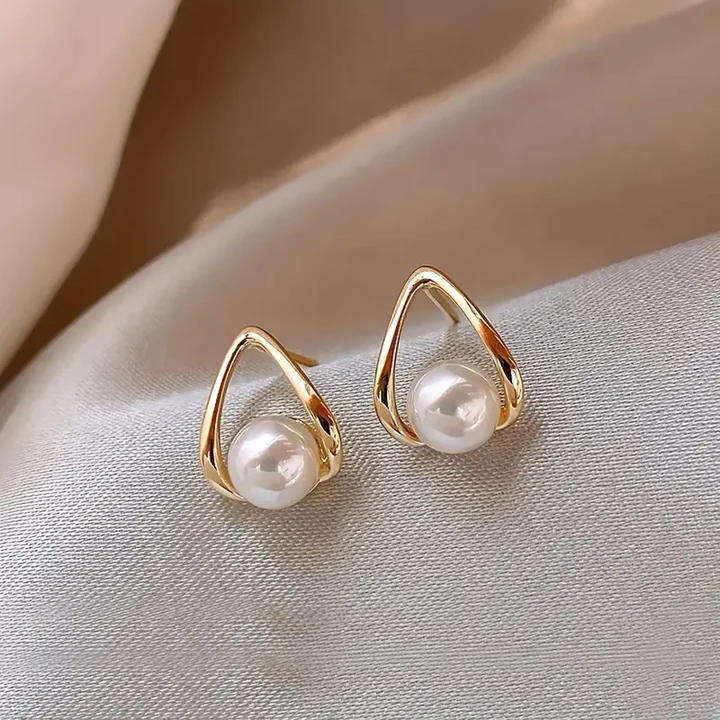 Alicia | Hollow triangular earrings with elegant pearls