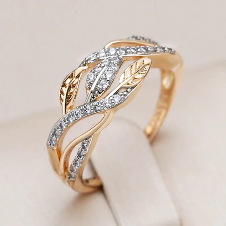 Virginia | Elegant ring with radiant leaves.