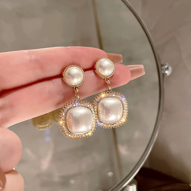 Angélica | Elegant shiny square pearl earrings