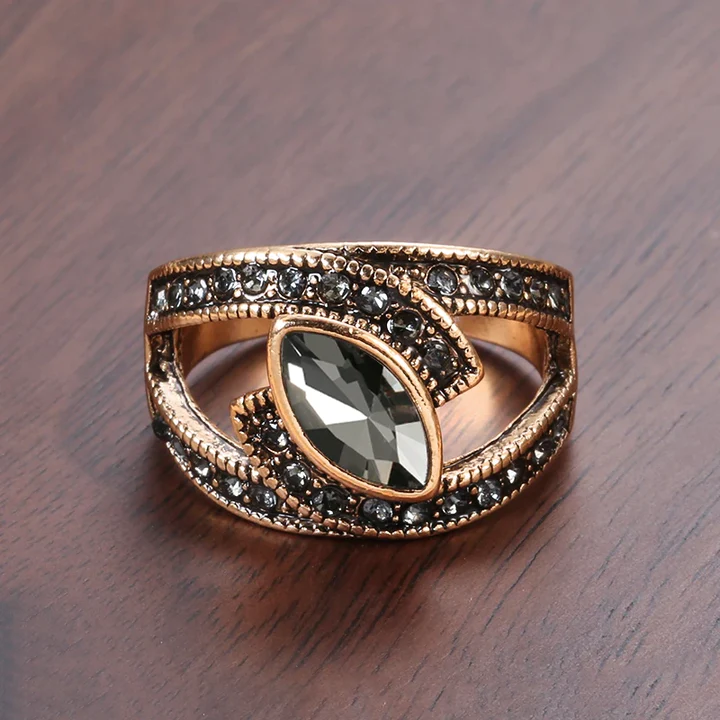 Teresa | Elegant ring with black crystal.