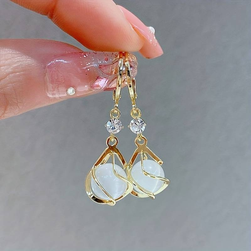María Eugenia | Vintage gold earrings with white opal