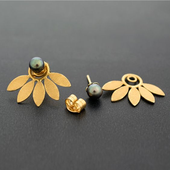 Johana | Vintage dark pearl earrings with gold leaves