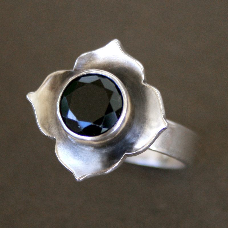 Jenni | Vintage ring with dark crystal flower