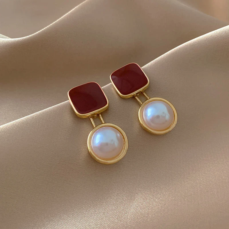 Dorotea | Elegant red and pearl earrings.