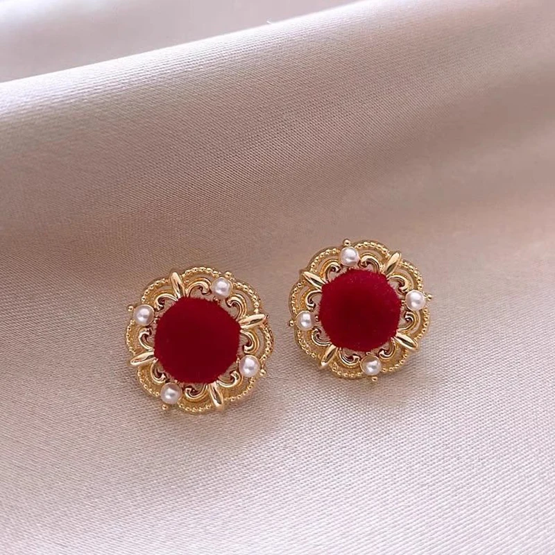 Zenaida | Elegant round rose gold earrings.