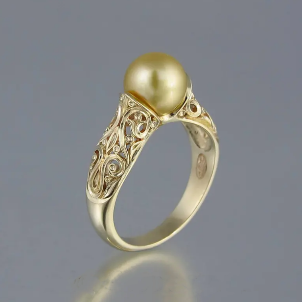Miranda | Vintage golden pearl ring